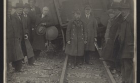 Katastrofa kolejowa w Rzezawie k. Bochni 8 kwietnia 1926 r.

Pociąg pospieszny nr 204 ze Lwowa do Krakowa, prowadzony przez parowóz Pn11-6, o godz. 23:40 wypadł z torów i stoczył z 7-metrowego nasypu do bagiennego stawu poniżej.

Jak się zaraz potem okazało, przyczyną katastrofy było odkręcenie od podkładu kawałka szyny, co miało powód rabunkowy. Złodziej, który wskoczył do wnętrz wykolejonych wagonów szybko został obezwładniony przez pasażerów i przekazany w ręce przybyłych oficerów Policji Państwowej.

Z 173 pasażerów i 7 członków obsługi pociągu nikt nie zginął. Jedynie 3 osoby zostały ciężej, a 24 osób lżej ranne. Nad ranem w miejscu katastrofy dotarł pociąg ratunkowy wyposażony w dźwig. Ze względu na warunki terenowe usuwanie wykolejonego pociągu trwało prawie 2 tygodnie.

Sygnatura: Arch. 94/2.